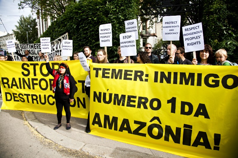 Organizações socioambientalistas fazem protestos sobre a destruição da floresta tropical e dos direitos indígenas durante  visita de Temer à Noruega