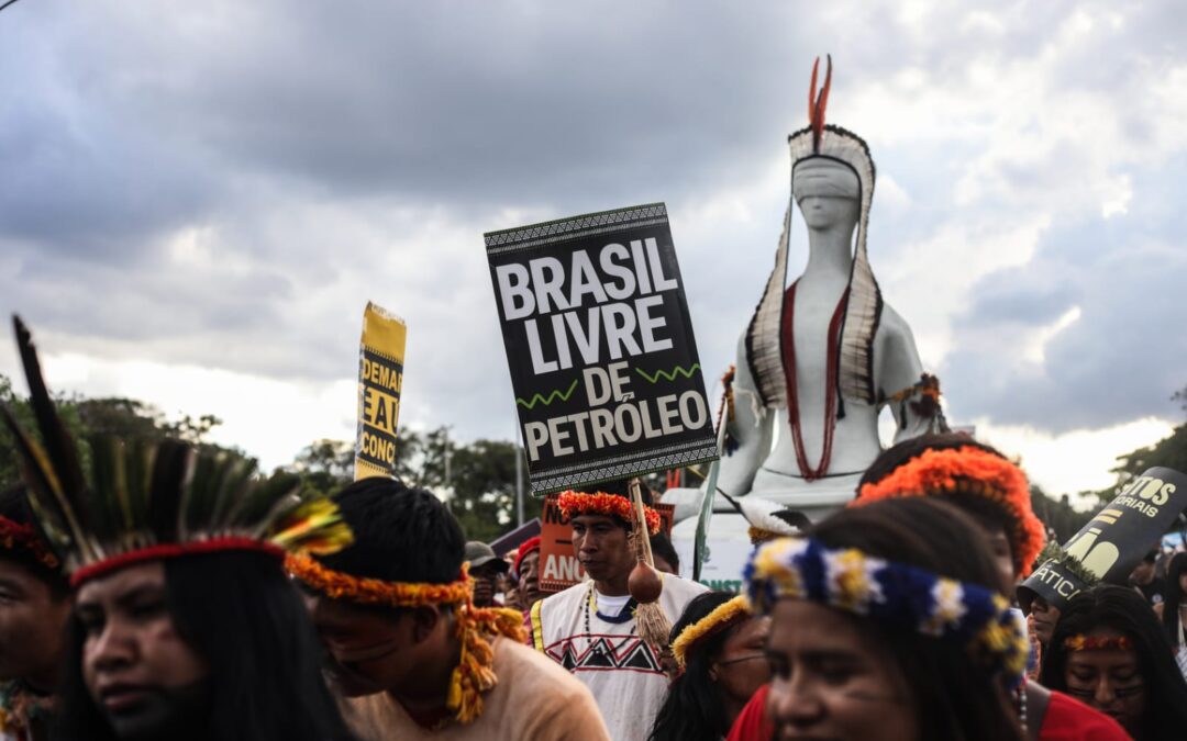 Indígenas marcham com estátua da Justiça e cobram respeito aos seus direitos