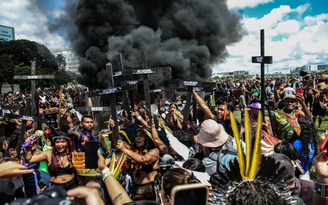 Indígenas marcham em Brasília e cobram de Lula avanço nas demarcações