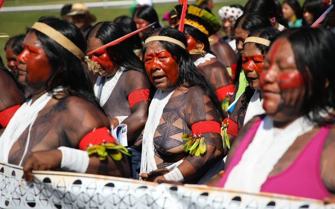“Congresso inimigo dos povos”: indígenas marcham em Brasília contra ofensiva legislativa